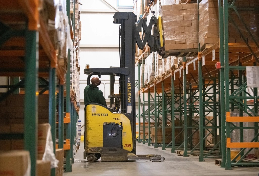 Equipe de armazém em período de contratação