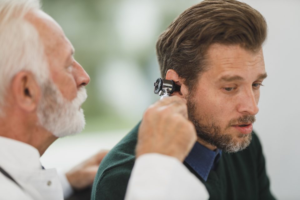 Profissional examinando a audição de um colaborador